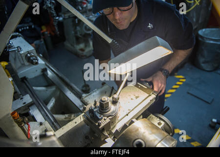 SOUDA BAY, Grecia (nov. 29, 2014) - Macchinari Repairman 1a classe Phillip Marcotte opera un tornio a bordo della USS Cole (DDG 67) alle imbarcazioni un diametro 1,5 mm il dispositivo di fissaggio per l'impiego a bordo di una marina militare tedesca Brandenburg-class frigate Schleswig-Holstein (F 216), nov. 28, 2014. Cole un Arleigh Burke-class guidato-missile destroyer homeported in Norfolk, sta conducendo operazioni navali negli Stati Uniti Sesta flotta area di operazioni a sostegno degli Stati Uniti per gli interessi di sicurezza nazionali in Europa. Foto Stock