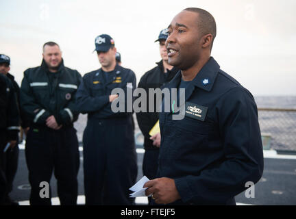 Mare Mediterraneo (dec. n. 01, 2014) - Cmdr. Timothy Moore, USS Donald Cook (DDG 75) delegato, passa verso il basso le aspettative per la settimana durante una chiamata di cachi sulla nave del ponte di volo dal 1 dicembre 2014. Donald Cook, un Arleigh Burke-class guidato-missile distruttore, distribuita a Rota, Spagna, sta conducendo operazioni navali negli Stati Uniti Sesta flotta area di operazioni a sostegno degli Stati Uniti per gli interessi di sicurezza nazionali in Europa. Foto Stock