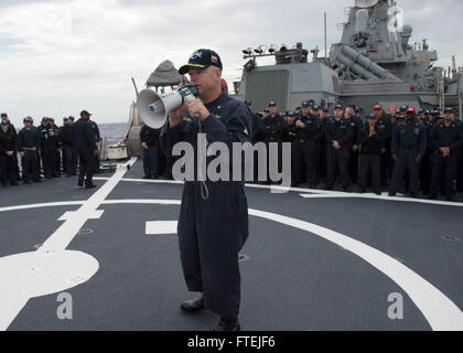 Mare Mediterraneo (dec. n. 01, 2014) della Cmdr. Charles Hampton, USS Donald Cook (DDG 75) comandante, si congratula con il neo-promosso sottufficiali a seguito di una cerimonia frocking a bordo della nave di ponte di volo dal 1 dicembre 2014. Donald Cook, un Arleigh Burke-class guidato-missile distruttore, distribuita a Rota, Spagna, sta conducendo operazioni navali negli Stati Uniti Sesta flotta area di operazioni a sostegno degli Stati Uniti per gli interessi di sicurezza nazionali in Europa. Foto Stock