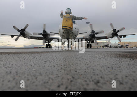 SIGONELLA, Sicilia (dec. n. 3, 2014) Aviation Electronics tecnico di seconda classe di bean di Spencer segnali a P-3C Orion il pattugliamento marittimo un aeromobile appartenente a Patrol Squadron (VP) 4, Dicembre 3, 2014. VP 4 sta conducendo operazioni navali negli Stati Uniti Sesta flotta area di operazioni a sostegno degli Stati Uniti per gli interessi di sicurezza nazionali in Europa. Foto Stock