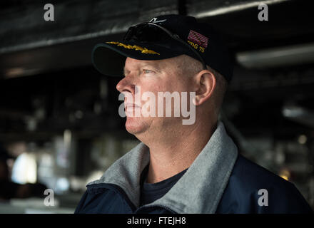 Mare Mediterraneo (dec. n. 7, 2014) - Cmdr. Charles Hampton, comandante, USS Donald Cook (DDG 75), supervisiona la navigazione modificata in dettaglio il ponte come la nave si prepara a tirare in porta, 7 dicembre, 2014. Donald Cook, un Arleigh Burke-class guidato-missile distruttore, distribuita a Rota, Spagna, sta conducendo operazioni navali negli Stati Uniti Sesta flotta area di operazioni a sostegno degli Stati Uniti per gli interessi di sicurezza nazionali in Europa. Foto Stock