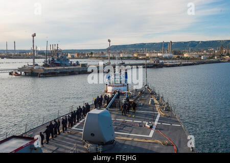 AUGUSTA BAY (dec. n. 8, 2014) USS Cole (DDG 67) manovre pierside nella baia di Augusta, Sicilia, durante una prevista visita porta 8 dicembre 2014. Cole, un Arleigh Burke-class guidato-missile distruttore, homeported in Norfolk, sta conducendo operazioni navali negli Stati Uniti Sesta flotta area di operazioni a sostegno degli Stati Uniti per gli interessi di sicurezza nazionali in Europa. Foto Stock