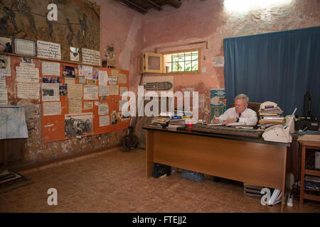 DAKAR, Senegal (Agosto 21, 2013) segretario della Marina (SECNAV) Ray Mabus Firma il libro degli ospiti a isola di Goree, un'isola al largo della costa senegalese che era un posto significativo nel commercio di schiavi tra il XV e il XIX secolo. Il Senegal è l'ultima fermata di un viaggio dove Mabus visitato vari Paesi in tutta la regione per soddisfare con i marinai e marines e civili e militari di funzionari per discutere di sicurezza e di stabilità e di rafforzare i partenariati esistenti con le nazioni africane. Foto Stock