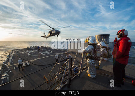 Mare Mediterraneo (dec. n. 11, 2014) un MH 60S Sea Hawk elicottero attaccato al Dragon balene di elicottero di mare squadrone di combattimento (HSC) 28 si avvicina USS Cole (DDG 67) per condurre un elicottero fornitura in volo in esercizio durante il deck-sbarco qualifiche dic. 11 2014. Cole, un Arleigh Burke-class guidato-missile distruttore, homeported in Norfolk, sta conducendo operazioni navali negli Stati Uniti Sesta flotta area di operazioni a sostegno degli Stati Uniti per gli interessi di sicurezza nazionali in Europa Foto Stock