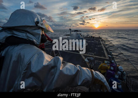 Mare Mediterraneo (dec. n. 11, 2014) un MH 60S Sea Hawk elicottero attaccato al Dragon balene di elicottero di mare squadrone di combattimento (HSC) 28 terre a bordo della USS Cole (DDG 67) per il rifornimento di carburante durante il deck-sbarco qualifiche, 11 dicembre 2014. Cole, un Arleigh Burke-class guidato-missile distruttore, homeported in Norfolk, sta conducendo operazioni navali negli Stati Uniti Sesta flotta area di operazioni a sostegno degli Stati Uniti per gli interessi di sicurezza nazionali in Europa. Foto Stock