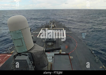 Mare Mediterraneo (dec. n. 12, 2014) USS Cole (DDG 67) incendi una falange vicino-in sistema di arma durante un pre-action calibro esercitazione antincendio 12 dicembre 2014. Cole, un Arleigh Burke-class guidato-missile distruttore, homeported in Norfolk, sta conducendo operazioni navali negli Stati Uniti Sesta flotta area di operazioni a sostegno degli Stati Uniti per gli interessi di sicurezza nazionali in Europa Foto Stock