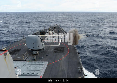 Mare Mediterraneo (dec. n. 12, 2014) USS Cole (DDG 67) incendi il suo MK 45 5 pollici pistola leggera durante un pre-action calibro esercitazione antincendio 12 dicembre 2014. Cole, un Arleigh Burke-class guidato-missile distruttore, homeported in Norfolk, sta conducendo operazioni navali negli Stati Uniti Sesta flotta area di operazioni a sostegno degli Stati Uniti per gli interessi di sicurezza nazionali in Europa. Foto Stock