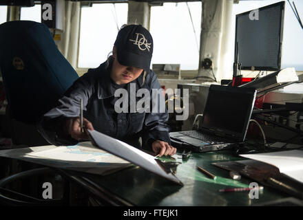 Mare Mediterraneo (dec. n. 13, 2014) Intendente di terza classe Sarah Watson, da Douglasville, Georgia, tenute un corso su un grafico il ponte a bordo della USS Donald Cook (DDG 75). Donald Cook, un Arleigh Burke-class guidato-missile distruttore, distribuita a Rota, Spagna, sta conducendo operazioni navali negli Stati Uniti Sesta flotta area di operazioni a sostegno degli Stati Uniti per gli interessi di sicurezza nazionali in Europa. Foto Stock