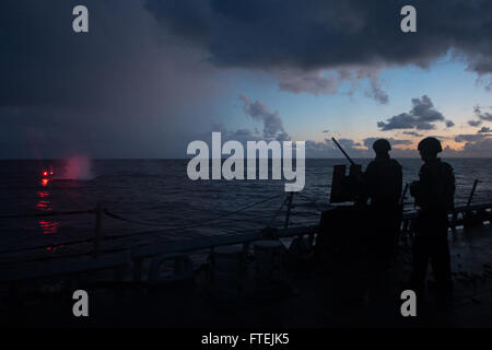 Mare Mediterraneo (dec. n. 13, 2014) Fire Controlman 2a classe Mathew Vogel, sinistra, da Bolton, Missouri, e Operazioni Specialist Seaman Ryan Larson, da Bothell, Washington, a bordo della USS Cole (DDG 67) osservare un Mark 38 25mm mitragliatrice. macchina pistola che spara su una simulazione di bersagli durante un piccolo-craft attack team esercizio, Dic 13, 2014. Cole, un Arleigh Burke-class guidato-missile distruttore, homeported in Norfolk, sta conducendo operazioni navali negli Stati Uniti Sesta flotta area di operazioni a sostegno degli Stati Uniti per gli interessi di sicurezza nazionali in Europa. (U.S. Foto di Marina di Massa Communic Foto Stock