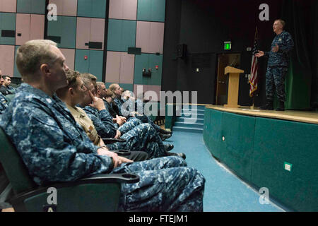 Napoli, Italia (dec. n. 16, 2014) Vice Adm. James Foggo, III, commander, U.S. Sesta flotta, indirizzi marinai durante una chiamata di mani a bordo di supporto navale attività Napoli Capodichino di Napoli, Italia, 16 dic. Foggo ha assunto il comando della U.S. Sesta flotta dic. 14. Foto Stock