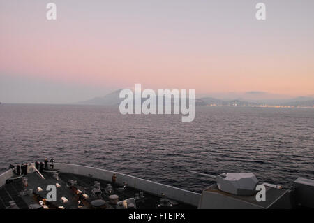 Stretto di Gibilterra (dec. n. 25, 2014) San Antonio-classe di trasporto anfibio dock nave USS New York (LPD 21) passa attraverso lo Stretto di Gibilterra il 25 dicembre, 2014. New York, parte dell'Iwo Jima anfibio gruppo pronto/24th Marine Expeditionary Unit, sta conducendo operazioni navali negli Stati Uniti Sesta flotta area di operazioni a sostegno degli Stati Uniti per gli interessi di sicurezza nazionali in Europa. Foto Stock