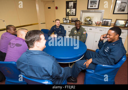 Oceano atlantico (dec. n. 25, 2014) di aviazione di Boatswain Mate (carburante) Reshad speranza, a destra da Fort Lauderdale, Florida, parla con il Presidente Barack Obama per telefono al comandante di cabina a bordo il Wasp-classe assalto anfibio nave USS Iwo Jima (LHD 7) con il comando Master Chief William Mullinax, torna a sinistra, dal verde, South Carolina, USS Iwo Jima Comandante Dana Gordon, posteriore destro, da Columbia nella Carolina del Sud, Iwo Jima delegato James Midkiff, front-centro, da Mount Eerie, North Carolina, Master Chief aviazione di Boatswain Mate Glen Newbins, l Foto Stock