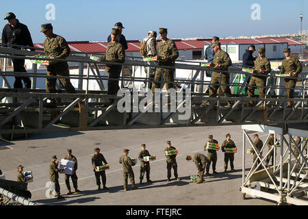 ROTA, Spagna (dec. n. 26, 2014) Marines con la XXIV Marine Expeditionary Unit load forniture a bordo della USS Iwo Jima (LHD 7) presso la stazione navale di Rota, Spagna, Dic 26, 2014. Il ventiquattresimo MEU e Iwo Jima Amphibious Ready Group stanno conducendo operazioni militari negli Stati Uniti Sesta flotta area di operazioni a sostegno degli Stati Uniti per gli interessi di sicurezza nazionali in Europa. Foto Stock