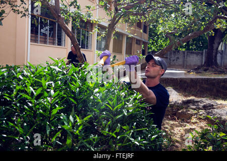 PORT victoria Seychelles (Agosto 26, 2013) Capo di Boatswain mate Gary Evansmurphy assegnato alla USS Carter Hall (LSD 50), rivestimenti a Bush durante una comunità di un progetto di servizio a Beau Vallon scuola. Carter Hall è una parte di anfibio Kearsarge pronto il gruppo e con la ventiseiesima imbarcato MEU, è distribuito come supporto di le operazioni di sicurezza marittima e di teatro la cooperazione in materia di sicurezza gli sforzi negli Stati Uniti La quinta e la sesta flotta area di responsabilità. Foto Stock