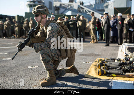 VALENCIA, Spagna (dec. n. 31, 2014) Cpl. Fabaino E. Tornberg, una macchina gunner con il Battaglione Team di atterraggio 3° Battaglione, 6° Reggimento Marini, 24 Marine Expeditionary Unit, conduce una tattica di arresto durante una dimostrazione di tattica per il governo spagnolo e funzionari militari a bordo della USS Fort McHenry (LSD 43) a Valencia, Spagna, 31 dic. 2014. Il ventiquattresimo MEU e Iwo Jima Amphibious Ready Group stanno conducendo operazioni militari negli Stati Uniti Sesta flotta area di operazioni a sostegno degli Stati Uniti per gli interessi di sicurezza nazionali in Europa. Foto Stock