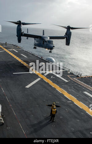 150104-N-QM905-016 mare mediterraneo (GEN. 4, 2015) -- Una MV-22B Osprey dal mezzo marino Tiltrotor Squadron 365 (rinforzato) atterra sul ponte di volo dell'assalto anfibio nave USS Iwo Jima (LHD 7) gen. 4, 2015. Iwo Jima, parte dell'Iwo Jima anfibio gruppo pronto/24th Marine Expeditionary Unit, sta conducendo operazioni navali negli Stati Uniti Sesta flotta area di operazioni a sostegno degli Stati Uniti per gli interessi di sicurezza nazionali in Europa. (U.S. Foto di Marina di Massa Specialista comunicazione marinaio Shelby M. Tucker/ rilasciato) Foto Stock