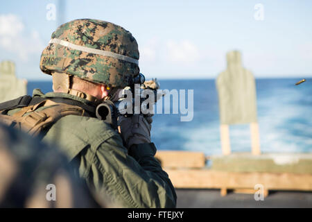 150105-M-AR522-067 mare mediterraneo (GEN. 5, 2015) di un Marine assegnato al chilo Azienda, Battaglione Team di atterraggio 3° Battaglione, 6° Reggimento Marini, 24 Marine Expeditionary Unit, incendi un m4 carbine durante il live-qualificazione incendio a bordo della USS Fort McHenry (LSD 43) 5 gennaio, 2015. Il ventiquattresimo MEU e Iwo Jima Amphibious Ready Group stanno conducendo operazioni militari negli Stati Uniti Sesta flotta area di operazioni a sostegno degli Stati Uniti per gli interessi di sicurezza nazionali in Europa. (U.S. Marine Corps foto di Sgt. Devin Nichols/rilasciato) Foto Stock