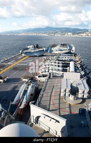 La USS Iwo Jima (LHD 7) conduce un transito verso sud attraverso lo stretto di Messina il 5 gennaio 2015. Servendo come nave ammiraglia dell'Iwo Jima Amphibious Ready Group/24th Marine Expeditionary Unit, la nave d'assalto anfibia stava conducendo operazioni navali nell'area della 6th Fleet degli Stati Uniti per sostenere gli interessi di sicurezza nazionale in Europa. Foto Stock
