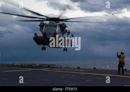 150106-M-WA276-039 mare mediterraneo (GEN. 6, 2014) UN CH-53E Super Stallion dal mezzo marino Tiltrotor Squadron 365 (rinforzato), 24 Marine Expeditionary Unit, atterra sul ponte di volo della USS Iwo Jima, Gennaio 6, 2014. Il ventiquattresimo MEU e Iwo Jima Amphibious Ready Group stanno conducendo operazioni militari negli Stati Uniti Sesta flotta area di operazioni a sostegno degli Stati Uniti per gli interessi di sicurezza nazionali in Europa. (U.S. Marine Corps photo by Lance Cpl. Dani A. Zunun/rilasciato) Foto Stock