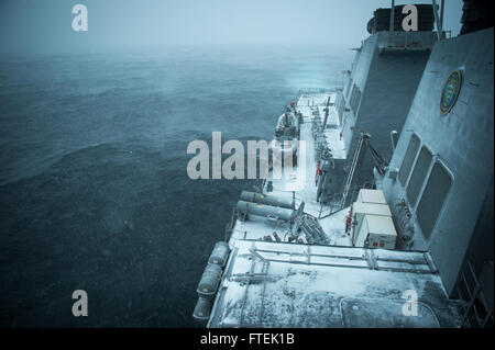 150107-N-GV664-017 MAR NERO (GEN. 7, 2015) USS Donald Cook (DDG 75) transita il Mar Nero, 7 gennaio 2015. Donald Cook, un Arleigh Burke-class guidato-missile distruttore, distribuita a Rota, Spagna, sta conducendo operazioni navali negli Stati Uniti Sesta flotta area di operazioni a sostegno degli Stati Uniti per gli interessi di sicurezza nazionali in Europa. (U.S. Foto di Marina di Massa lo specialista di comunicazione 2a classe Karolina A. Oseguera/rilasciato) Foto Stock