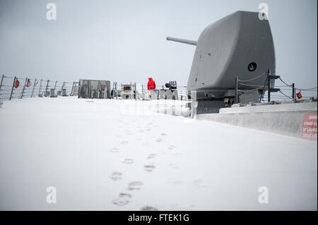 150107-N-GV664-047 MAR NERO (GEN. 7, 2015) USS Donald Cook (DDG 75) transita il Mar Nero, 7 gennaio 2015. Donald Cook, un Arleigh Burke-class guidato-missile distruttore, distribuita a Rota, Spagna, sta conducendo operazioni navali negli Stati Uniti Sesta flotta area di operazioni a sostegno degli Stati Uniti per gli interessi di sicurezza nazionali in Europa. (U.S. Foto di Marina di Massa lo specialista di comunicazione 2a classe Karolina A. Oseguera/rilasciato) Foto Stock