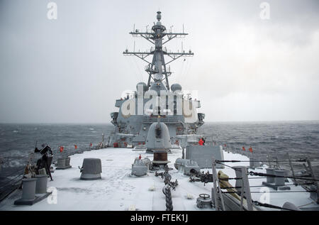 150107-N-GV664-060 MAR NERO (GEN. 7, 2015) USS Donald Cook (DDG 75) transita il Mar Nero, 7 gennaio 2015. Donald Cook, un Arleigh Burke-class guidato-missile distruttore, distribuita a Rota, Spagna, sta conducendo operazioni navali negli Stati Uniti Sesta flotta area di operazioni a sostegno degli Stati Uniti per gli interessi di sicurezza nazionali in Europa. (U.S. Foto di Marina di Massa lo specialista di comunicazione 2a classe Karolina A. Oseguera/rilasciato) Foto Stock