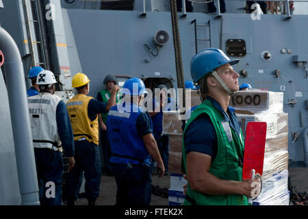 Mare Mediterraneo (Agosto 31, 2013) - Nave veterano del marinaio Alexander Clark, comunica con i militari Sealift oliatore comando USNS Leroy Grumman (TAO 175) a bordo del Arleigh Burke-class guidato-missile destroyer USS Mahan (DDG 72). Mahan, homeported a Norfolk, Virginia, è su una distribuzione programmata sostenere le operazioni di sicurezza marittima e di teatro la cooperazione in materia di sicurezza gli sforzi negli Stati Uniti Sesta flotta area di responsabilità. (U.S. Foto di Marina di Massa lo specialista di comunicazione 2a classe John Herman/rilasciato) Foto Stock