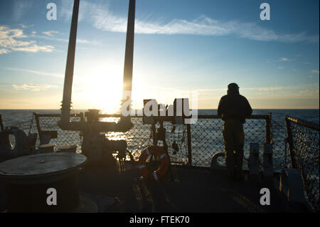 150110-N-ZZ999-113 MAR NERO (GEN. 10, 2015) di Boatswain Mate 3° di classe Jonathan Orellana, da Brooklyn, New York, sorge un aft lookout guarda a bordo della USS Donald Cook (DDG 75) gen. 10, 2015. Donald Cook, un Arleigh Burke-class guidato-missile distruttore, distribuita a Rota, Spagna, sta conducendo operazioni navali negli Stati Uniti Sesta flotta area di operazioni a sostegno degli Stati Uniti per gli interessi di sicurezza nazionali in Europa. (U.S. Foto di Marina con marinaio Alexis Smith/rilasciato) Foto Stock