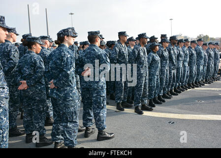 150121-N-ZZ999-012 Pireo, Grecia (GEN. 21, 2015) USS Cole (DDG 67) marinai stand alla sfilata di riposo durante un cambio del comando cerimonia, mentre ormeggiata nel porto del Pireo, Grecia, Gennaio 21, 2015. Cole, un Arleigh Burke-class guidato-missile distruttore, homeported in Norfolk, sta conducendo operazioni navali negli Stati Uniti Sesta flotta area di operazioni a sostegno degli Stati Uniti per gli interessi di sicurezza nazionali in Europa. (U.S. Navy foto di Boatswain compagno del marinaio Taylor/rilasciato) Foto Stock