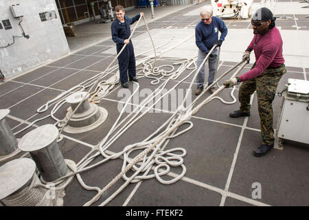 DAKAR, Senegal (GEN. 24, 2015) i marinai e i militari di comando Sealift servizio civile mariners haul in linee nella preparazione per ottenere in corso, mentre a bordo del Sealift militare il comando congiunto del ad alta velocità a nave USNS Spearhead (JHSV 1) Gen 24, 2015. Punta di diamante è su una distribuzione programmata per gli Stati Uniti Sesta flotta area di operazioni a sostegno della collaborazione internazionali di costruzione di capacità del programma di Partenariato Africa stazione. Foto Stock