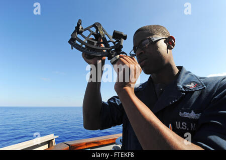 Mare Mediterraneo (sett. 11, 2013) Intendente di terza classe Nicholas Pasqua dimostra l'uso di un sestante per navigazione astronomica a bordo guidato-missile destroyer USS Ramage (DDG 61). Ramage homeported a Norfolk, Virginia, è su una distribuzione programmata sostenere le operazioni di sicurezza marittima e di teatro la cooperazione in materia di sicurezza gli sforzi negli Stati Uniti Sesta flotta area di operazioni. Foto Stock