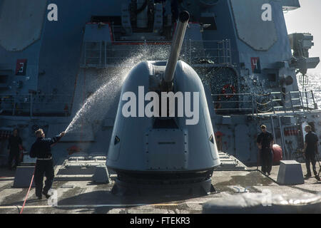 Mare Mediterraneo (sett. 2, 2013) - Senior Chief da bombardieri Mate Louis Johnson esegue un fresco di acqua di lavaggio verso il basso a bordo del Arleigh Burke-class guidato-missile destroyer USS Barry (DDG 52). Barry, homeported a Norfolk, Virginia, è attualmente su una distribuzione programmata sostenere le operazioni di sicurezza marittima e di teatro la cooperazione in materia di sicurezza gli sforzi negli Stati Uniti Sesta flotta area di responsabilità. (U.S. Foto di Marina di Massa lo specialista di comunicazione 1a classe Christopher B. Stoltz) Foto Stock