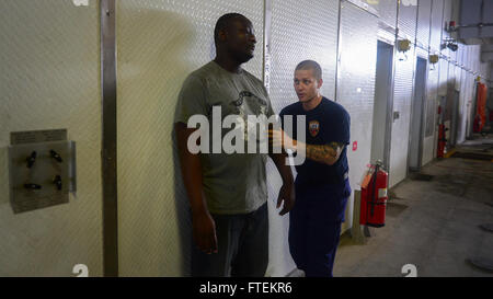 Oceano atlantico (feb. 7, 2015) Coast Guard Petty Officer 2a classe Nicholas Acuna, da Miami, conduce il detenuto tattico-Gestione formazione con Ghanian militari a bordo i militari Sealift il comando congiunto del ad alta velocità a nave USNS Spearhead (JHSV 1) Febbraio 7, 2015. Punta di diamante è su una distribuzione programmata per gli Stati Uniti Sesta flotta area di operazioni a sostegno della collaborazione internazionali di costruzione di capacità del programma di Partenariato Africa stazione. (U.S. Foto di Marina di Massa lo specialista di comunicazione 1a classe Joshua Davies/rilasciato) Foto Stock