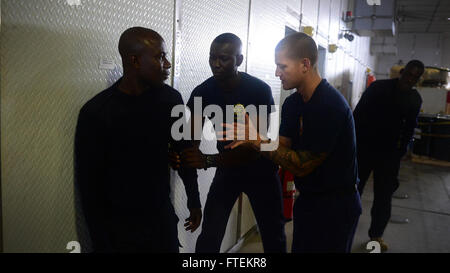 Oceano atlantico (feb. 7, 2015) Coast Guard Petty Officer 2a classe Nicholas Acuna, da Miami, destra, conduce il detenuto tattiche di gestione formazione con Ghanian militari a bordo i militari Sealift il comando congiunto del ad alta velocità a nave USNS Spearhead (JHSV 1) Febbraio 7, 2015. Punta di diamante è su una distribuzione programmata per gli Stati Uniti Sesta flotta area di operazioni a sostegno della collaborazione internazionali di costruzione di capacità del programma di Partenariato Africa stazione. (U.S. Foto di Marina di Massa lo specialista di comunicazione 1a classe Joshua Davies/rilasciato) Foto Stock