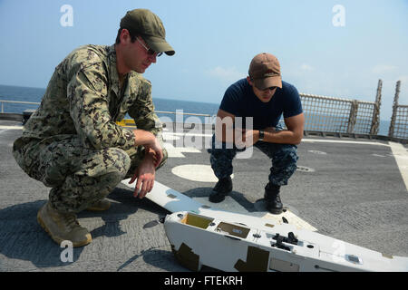 Oceano atlantico (feb. 7, 2015) Informazioni specialista della tecnologia 2a classe Joshua Lesperance da Spring Valley, Ill. (sinistra) e specialista di intelligence di terza classe Erik grazia di Houston, Texas (destra) svolgimento di attività di manutenzione di routine per l'Aqua Puma Unmanned Aerial system a bordo i militari Sealift il comando congiunto del ad alta velocità a nave USNS Spearhead (JHSV 1), Febbraio 7, 2015. Punta di diamante è su una distribuzione programmata per gli Stati Uniti Sesta flotta area di operazioni a sostegno della collaborazione internazionali di costruzione di capacità del programma di Partenariato Africa stazione. (U.S. Foto di Marina di Massa Communic Foto Stock