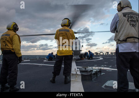 I marinai a bordo della USS Donald Cook (DDG 75) partecipano a un'evoluzione dei quartieri di volo l'8 febbraio 2015. Il cacciatorpediniere missilistico guidato della classe Arleigh Burke, portato a Rota, in Spagna, sta conducendo operazioni navali nell'area delle operazioni della 6th Fleet degli Stati Uniti a sostegno degli interessi della sicurezza nazionale in Europa. Foto Stock