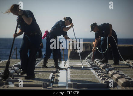 Mare Mediterraneo (sett. 2, 2013) - Da bombardieri Mate 2a classe Emily Haas, sinistra, specialista di operazioni di seconda classe Kendal Thames, centro e da bombardieri Mate Miranda marrone a eseguire un fresco di acqua di lavaggio verso il basso a bordo del Arleigh Burke-class guidato-missile destroyer USS Barry (DDG 52). Barry, homeported a Norfolk, Virginia, è attualmente su una distribuzione programmata sostenere le operazioni di sicurezza marittima e di teatro la cooperazione in materia di sicurezza gli sforzi negli Stati Uniti Sesta flotta area di responsabilità. (U.S. Foto di Marina di Massa lo specialista di comunicazione 1a classe Christopher B. Stoltz) Foto Stock