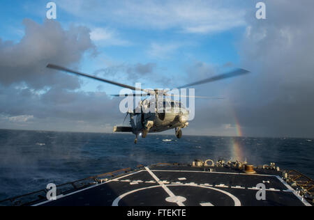 Mare Mediterraneo (feb. 8, 2015) un MH-60S Seahawk elicottero dal drago balene di elicottero di mare squadrone di combattimento (HSC) 28 atterra sul ponte di volo a bordo della USS Donald Cook (DDG 75) Febbraio 8, 2015. Donald Cook, un Arleigh Burke-class guidato-missile distruttore, distribuita a Rota, Spagna, sta conducendo operazioni navali negli Stati Uniti Sesta flotta area di operazioni a sostegno degli Stati Uniti per gli interessi di sicurezza nazionali in Europa. (U.S. Foto di Marina di Massa lo specialista di comunicazione 2a classe Karolina A. Oseguera/rilasciato) Foto Stock