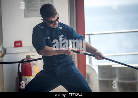 Il 10 febbraio 2015, il Boatswain's Mate 1st Class Nicholas Popowski è raffigurato a bordo della USNS Spearhead (JHSV 1), una nave congiunta ad alta velocità del Military Sealift Command. La nave è stata dispiegata nell'area delle operazioni della 6th Fleet come parte della missione Africa Partnership Station, focalizzata su iniziative di sviluppo delle capacità in Africa. Foto Stock