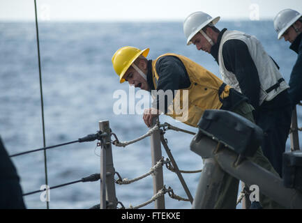 Mare Mediterraneo (feb. 12, 2015) di Boatswain Mate 3° di classe Francisco Jimenez-Gonzalez, da San Antonio, serve come il petty officer in carica di piccole operazioni in barca a bordo della USS Donald Cook (DDG 75) del 12 febbraio 2015. Donald Cook, un Arleigh Burke-class guidato-missile destroyer distribuita a Rota, Spagna, sta conducendo operazioni navali negli Stati Uniti Sesta flotta area di operazioni a sostegno degli Stati Uniti per gli interessi di sicurezza nazionali in Europa. (U.S. Foto di Marina di Massa lo specialista di comunicazione 2a classe Karolina A. Oseguera/rilasciato) Foto Stock