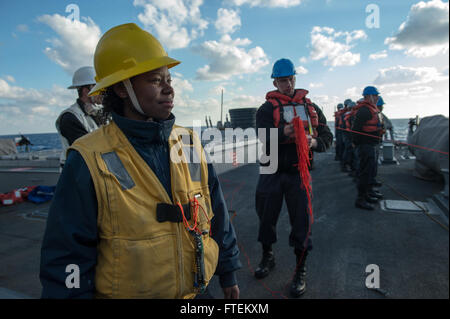 Mare Mediterraneo (feb. 12, 2015) di Boatswain Mate 3° di classe Beyontee Carter, da Chicago, serve come il petty officer in carica di una evoluzione di rifornimento a bordo della USS Donald Cook (DDG 75) durante un rifornimento in mare con la forza militare di comando Sealift flotta oliatore di rifornimento USNS John Lenthall (T-AO-189) del 12 febbraio 2015. Donald Cook, un Arleigh Burke-class guidato-missile destroyer distribuita a Rota, Spagna, sta conducendo operazioni navali negli Stati Uniti Sesta flotta area di operazioni a sostegno degli Stati Uniti per gli interessi di sicurezza nazionali in Europa. (U.S. Foto di Marina di Massa Communicat Foto Stock