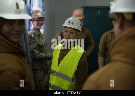 Deveselu, Romania (feb. 19, 2015), Commander Naval Facilities Engineering Command il capo degli ingegneri civili Adm posteriore. Katherine L. Gregorio ispeziona una riparazione del bagno durante un tour delle strutture temporanee in corso e di missili balistici di difesa del sito di costruzione navale al meccanismo di sostegno (NSF) Deveselu Feb 19, 2015.NSF Deveselu Marina è la regione Europa Africa Asia sud-ovest del più recente strumento in grado di fornire in modo efficiente ed efficace servizio shore a sostegno degli Stati Uniti e delle forze alleate operanti in Europa, Africa e Asia sud-ovest. Foto Stock