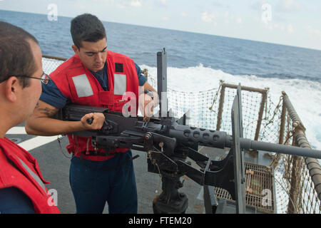 Mare Mediterraneo (sett. 3, 2013) da bombardieri Mate 3° di classe Ashlee Tutwiler installa il percussore in un 0,50 Caliber machine gun a bordo del Arleigh Burke-class guidato-missile destroyer USS Mahan (DDG 72). USS Mahan, homeported a Norfolk, Virginia, è su una distribuzione programmata sostenere le operazioni di sicurezza marittima e di teatro la cooperazione in materia di sicurezza gli sforzi negli Stati Uniti Sesta flotta area di responsabilità. Foto Stock