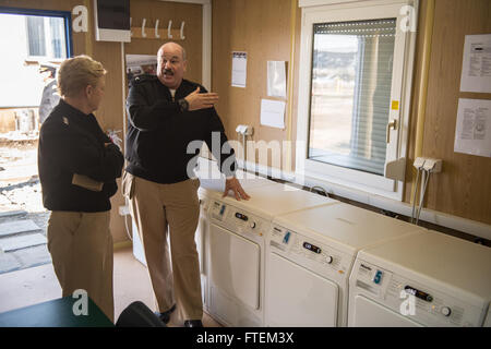 DEVESELU, Romania (feb. 21, 2015) Vice comandante, U.S. Le forze della flotta comando, Vice Adm. Nora W. Tyson colloqui con supporto navale Facility Deveselu (NSF) comandante, cap. Bill Garren, durante un tour dell'accampamento provvisorio strutture, febbraio 21, 2015. NSF Deveselu Marina è la regione Europa Africa Asia sud-ovest del più recente strumento in grado di fornire in modo efficiente ed efficace servizio shore a sostegno degli Stati Uniti e delle forze alleate operanti in Europa, Africa e Asia sud-ovest. Foto Stock