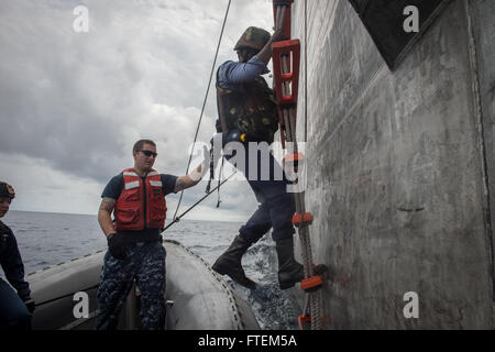 Oceano atlantico (feb. 23, 2015) avviato un membro dell'esercito del Ghana scende in una carena rigida gommone lanciato dal militare Sealift il comando congiunto del ad alta velocità a nave USNS Spearhead (JHSV 1) durante l'Africa diritto marittimo di partenariato di esecuzione dal 23 febbraio, 2015. Punta di diamante è su una distribuzione programmata per gli Stati Uniti Sesta flotta area di operazioni a sostegno della collaborazione internazionali di costruzione di capacità del programma di Partenariato Africa stazione. Foto Stock