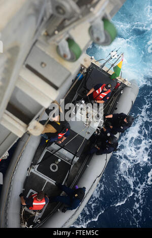 Oceano atlantico (feb. 23, 2015) velisti assegnati ai militari Sealift il comando congiunto del ad alta velocità a nave USNS Spearhead (JHSV 1) comportamento piccola barca operazioni come parte dell Africa per il diritto marittimo esecuzione Partnership 2015 Febbraio 23, 2015. Punta di diamante è su una distribuzione programmata per gli Stati Uniti Sesta flotta area di operazioni a sostegno della collaborazione internazionali di costruzione di capacità del programma di Partenariato Africa stazione. Foto Stock