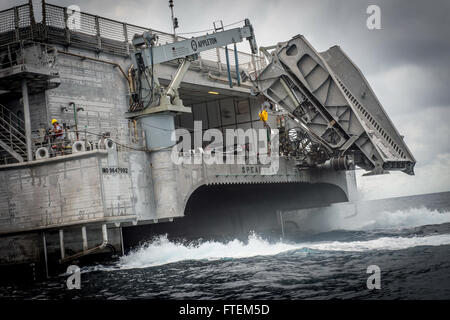 Oceano atlantico (feb. 23, 2015) Il Sealift militare il comando congiunto del ad alta velocità a nave USNS Spearhead (JHSV 1) pattuglie il oceano Atlantico come parte dell Africa diritto marittimo di partenariato di esecuzione dal 23 febbraio, 2015. Punta di diamante è su una distribuzione programmata per gli Stati Uniti Sesta flotta area di operazioni a sostegno della collaborazione internazionali di costruzione di capacità del programma di Partenariato Africa stazione. Foto Stock