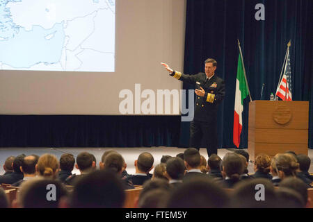 POZZUOLI, ItalyAdm. Mark Ferguson, U.S. Forze Navali comandante Europa-Africa, offre commento di militari italiani Accademia Aeronautica a Pozzuoli, Italia, dal 23 febbraio, 2015. Il Ferguson commento incentrato sulla importanza della leadership, cross-comunicazione culturale e di adattarsi ad una dinamica e cambiando il mondo. Foto Stock