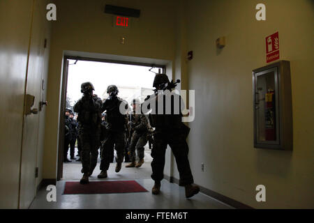 Bucarest, Romania (feb. 25, 2015) DEGLI STATI UNITI Marines dalla flotta Alpha anti-terrorismo Security Team Company Europe (FASTEUR), la stazione navale di Rota, sala di dimostrare le tecniche di compensazione per il rumeno intelligence service personale con la Brigada Antiterorista presso l'U.S. Ambasciata di Bucarest, Romania, Feb 25, 2015. L'ambasciata impegno previsti FASTEUR Marines la possibilità di condurre attività di formazione sul rinforzo di un ambasciata americana con la nazione ospitante le forze in caso di crisi. Foto Stock