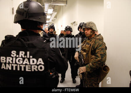 Bucarest, Romania (feb. 25, 2015) DEGLI STATI UNITI Marines dalla flotta Alpha anti-terrorismo Security Team Company Europe (FASTEUR), la stazione navale di Rota e Rumeno intelligence service personale con la Brigada Antiterorista discutere close quarters tattiche di battaglia durante un innesto di ambasciata presso l'U.S. Ambasciata di Bucarest, Romania, Feb 25, 2015. L'ambasciata impegno previsti FASTEUR Marines la possibilità di condurre attività di formazione sul rinforzo di un ambasciata americana con la nazione ospitante le forze in caso di crisi. Foto Stock